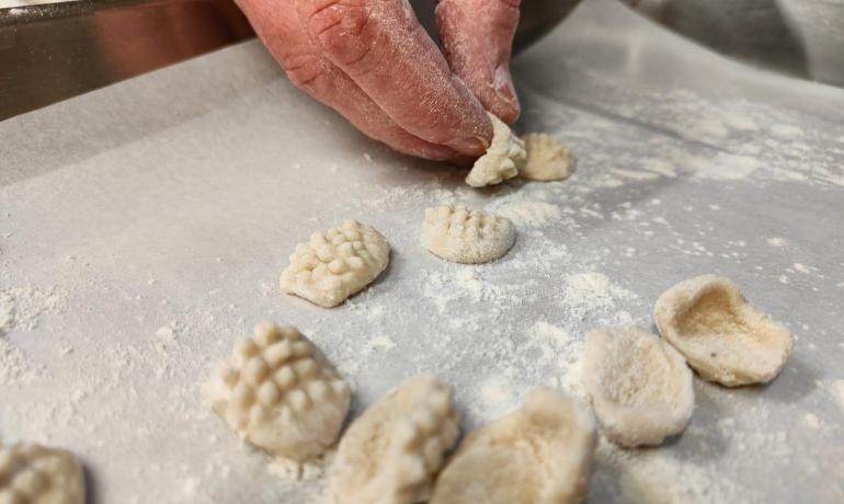 Préparation de gnocchis sur une surface farinée.